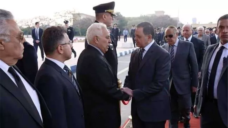 بالصور..  وزير الداخلية يتقدم جنازة شهيد الواجب الوطني