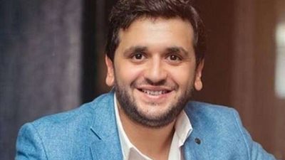 مصطفى خاطر يهنئ نجم مسرح مصر على طريقة الخاصة