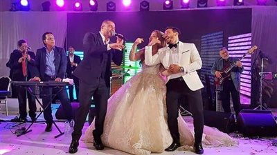 عمرو دياب يغني في حفل زفاف الفائز بمسابقة ألبوم 