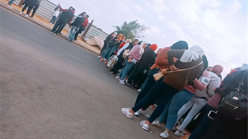 توافد جمهور عمرو دياب لحفله الغنائي بجامعة مصر