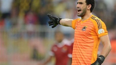 حارس المنتخب الوطني يغادر الملعب بسبب الإصابة