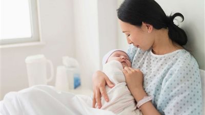 خبراء إتيكيت يجيبون عن فترة تهنئة الأسرة بالمولود الجديد