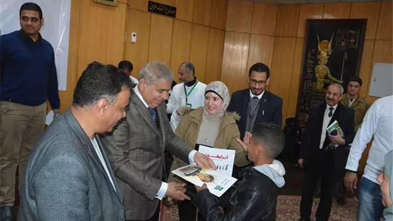 محافظ المنيا يٌسلم 40 سماعة طبية لذوي الاحتياجات الخاصة