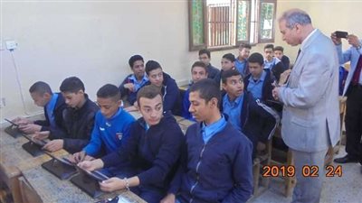 وكيل وزارة التعليم بالمنيا يتابع استخدام الطلاب لجهاز 