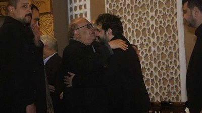 بالصور.. النجوم يتحدون برودة الطقس ويقدمون واجب العزاء بوالدة