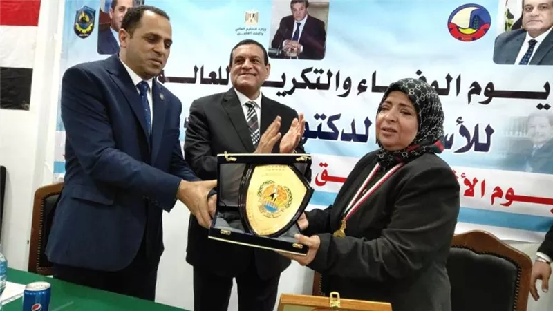 رئيس جامعة دمنهور يكرم شقيقة العالم الكبير أحمد زويل