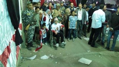 العائلات تحتشد أمام لجان مدينة نصر قبل الإغلاق
