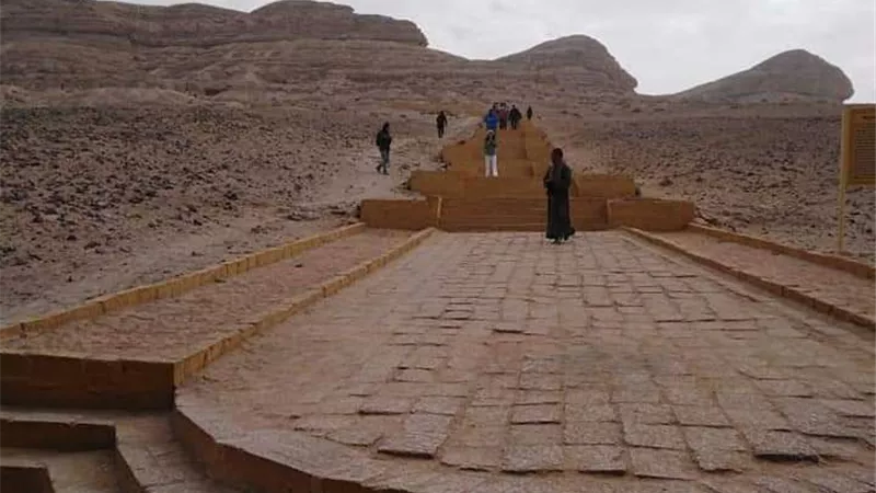 وفد سياحي من بلغاريا وإيطاليا يزور المناطق الأثرية بالمنيا