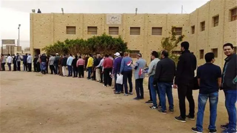 بالصور.. حشود أمام اللجان الانتخابية بالبحر الأحمر