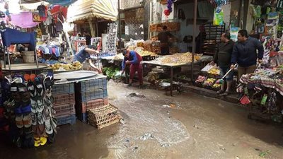 إنفجار ماسورة مياة يثير غضب الأهالي بالغربية