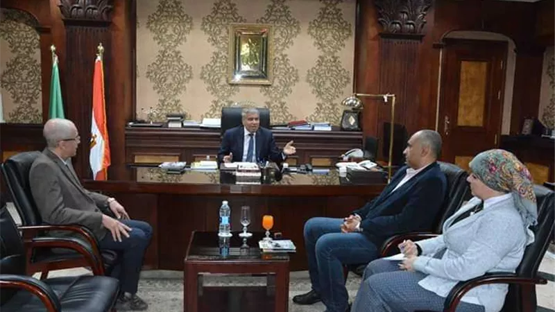 محافظ المنيا يبحث الاستعدادات لبدء مبادرة 