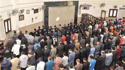 طلاب جامعة القاهرة يصلون الغائب على أرواح ضحايا قطار محطة مصر