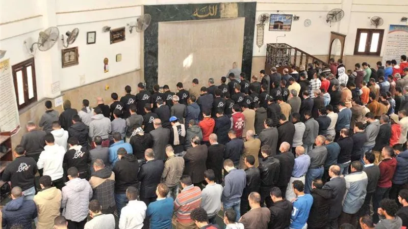 أداء صلاة الغائب بالغربية على أرواح ضحايا حادث محطة مصر