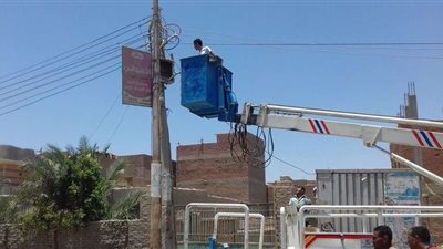 صيانة أعمدة الإنارة بمراكز البحيرة تنفيذًا لتوجيهات المحافظ