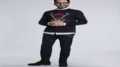 متسابق يبهر الجمهور بموهبة 