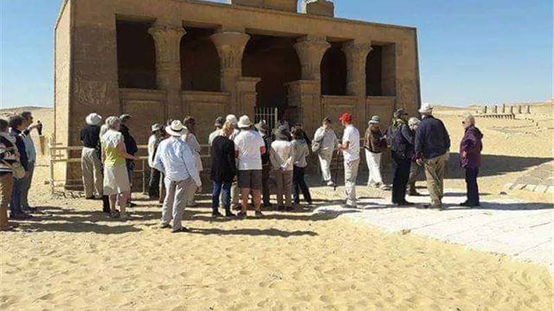 وفد سياحي من إنجلترا وألمانيا يزور المناطق الأثرية بالمنيا