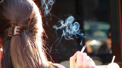 النساء يتصدرن احصائيات تراجع أعداد المدخنين على مستوى العالم