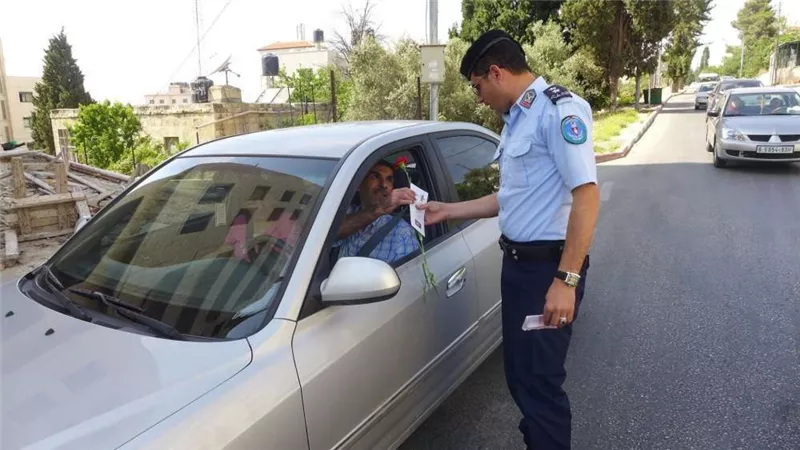بالصور.. ضابط بالمرور يعاقب المخالفين بالعصا