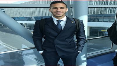 رمضان صبحي يلتقط صور تذكارية مع لاعبي المنتخب في المطار