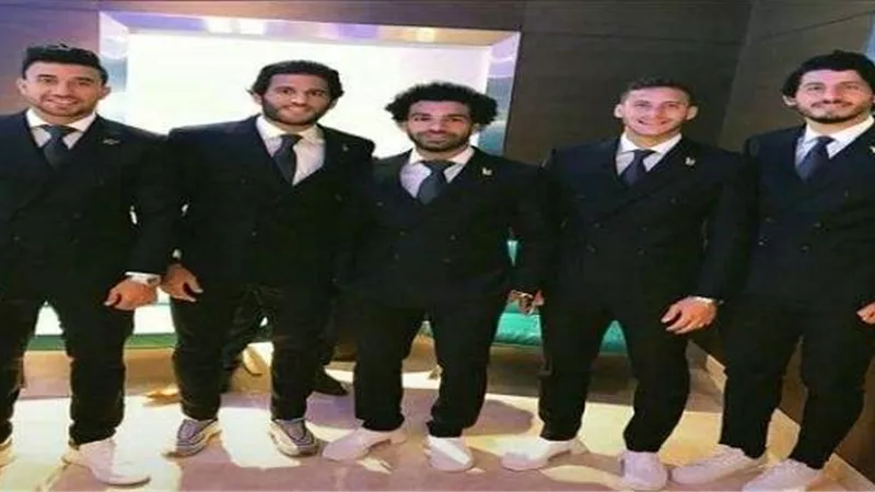 بالصور.. لاعبي المنتخب يلتقطوا صور تذكارية داخل مطار القاهرة