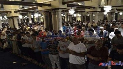المئات يؤدون صلاة التراويح بالأزهر الشريف احتفاءًا بليلة القدر (صور)