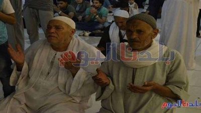 المصلوت يؤدون ”دعاء الوتر” أثناء صلاة التراويح بالجامع الأزهر (صور)