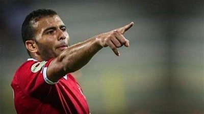 عماد متعب يؤازر المنتخب الوطنى قبل بداية كأس العالم