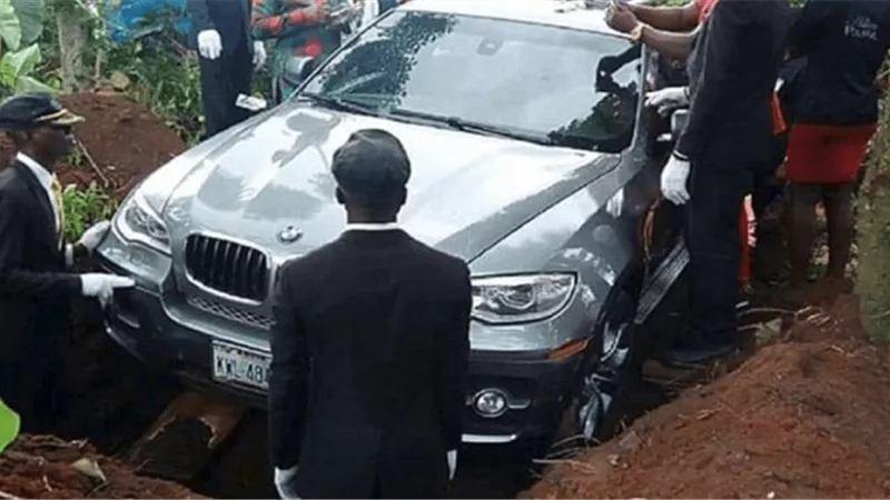 وفاءً بوعده.. شاب يحول BMW لتابوت ويدفن والده
