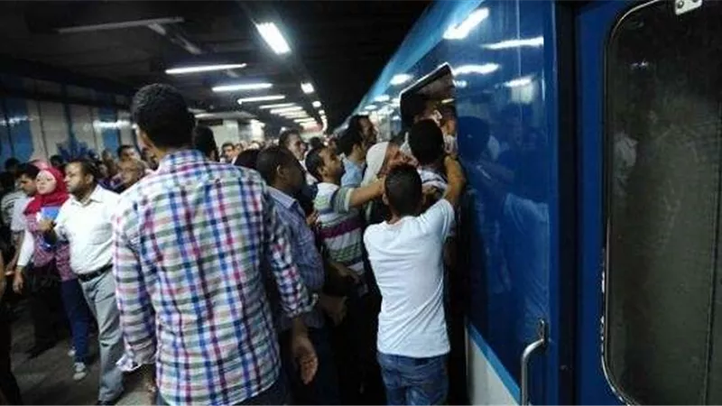 مشاجرة بالأسلحة البيضاء بين ركاب بمحطة مترو غمرة