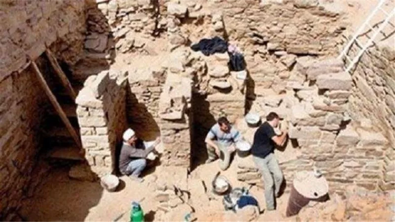 ضبط عمال لقيامهم بالتنقيب عن الآثار في البحيرة