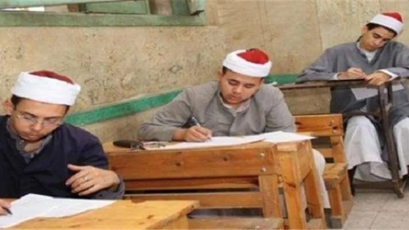 طلاب الشعبة الأدبية بالأزهر ينتهون من آخر امتحان قبل «الفطر»