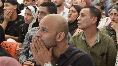 ترقب الجماهير أثناء متابعة مباراة مصر وأوروجواي بوسط البلد