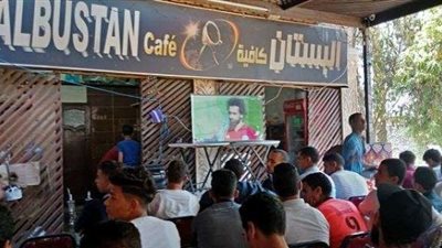 المصريون يتابعون مباراة مصر وأوروجواي بأحد الكافيهات بالجيزة
