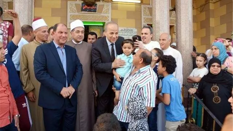محافظ القليوبية يوزع الهدايا على الأطفال احتفالًا بالعيد