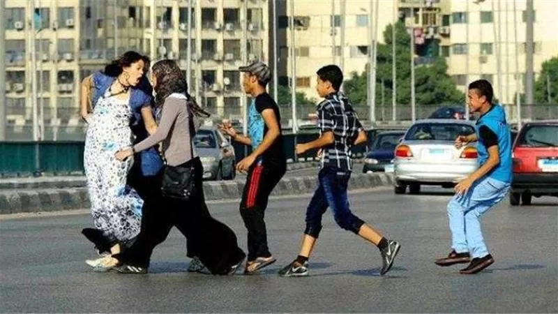 الحبس ستة أشهر وغرامة 5 آلاف.. عقوبة المتحرش خلال العيد