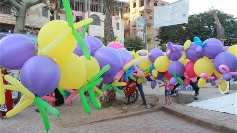 المواطنون يتجمعون بالبالونات احتفالًا بالعيد