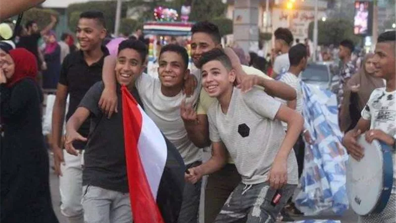 احتفالات المواطنين بالعيد في ميدان مصطفى محمود بالمهندسين