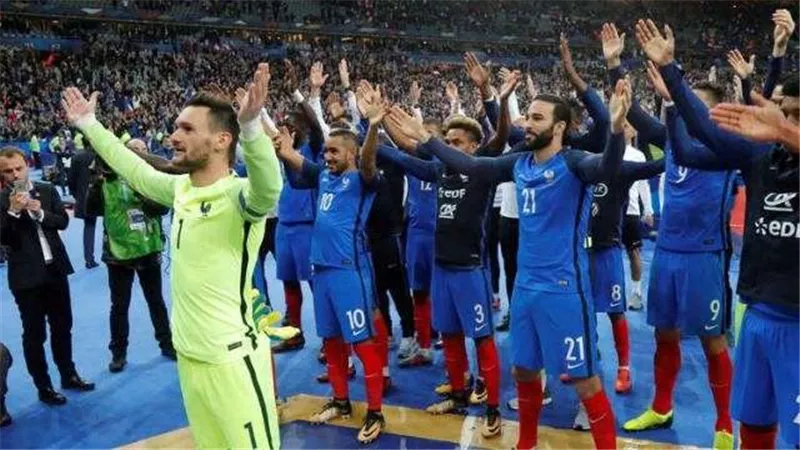 فرنسا تعبر أستراليا بـ«النيران الصديقة»