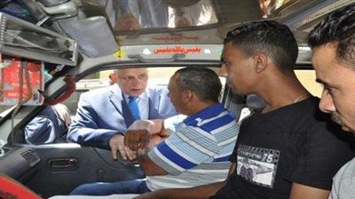 «الدالي» يوزع أرقام الخطوط الساخنة على الركاب للإبلاغ عن المخالفات