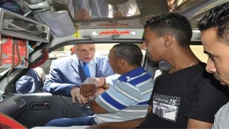 «الدالي» يوزع أرقام الخطوط الساخنة على الركاب للإبلاغ عن المخالفات