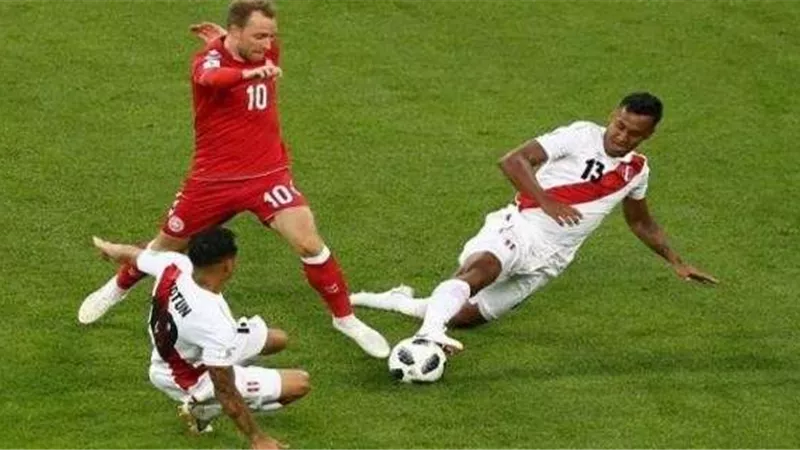 الدنمارك يحرز الهدف الأول في شباك استراليا