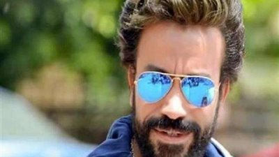 سامح حسين يمزح مع جمهوره «من تحت التراب» (صورة)