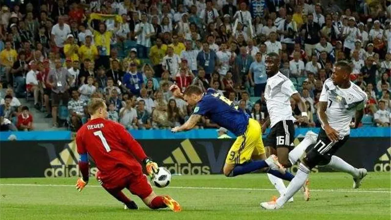 السويد تتقدم على ألمانيا وتهدد بقائها في المونديال