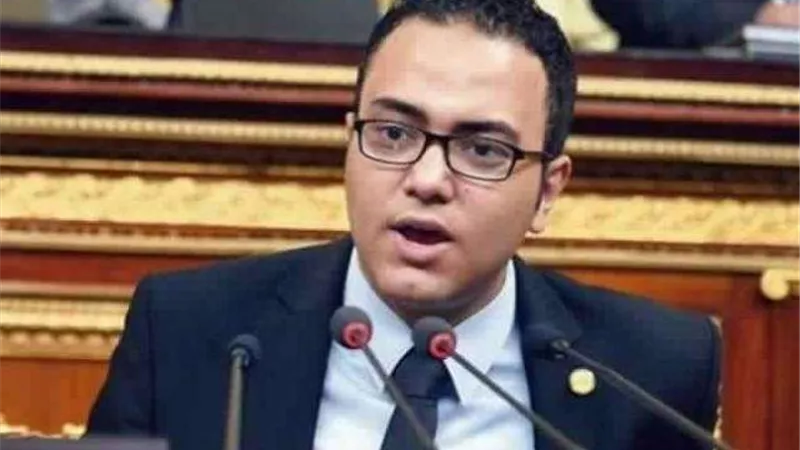 برلماني يطالب البنوك بتطبيق ضريبة إعلانات ”فيس بوك”