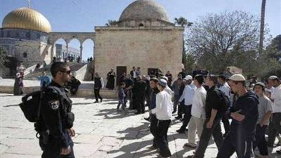 أكثر من 100 مستوطن يقتحمون المسجد الأقصى بحماية الاحتلال