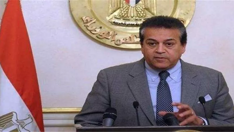 وزير التعليم العالي يتلقى تقريرًا حول اكتشاف بقعة زيتية على شاطئ خليج السويس