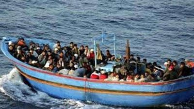 مصادر ليبية: غرق قارب شرق طرابلس يقل نحو 100 شخص من المهاجرين