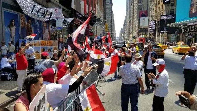 احتفالًا بـ«30 يونيه».. المئات يحتشدون أمام السفارة المصرية في بروكسيل