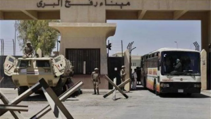 الرئيس السيسي يأمر بإعادة فتح معبر رفح لكلا الجانبين بعد قرار إغلاقه