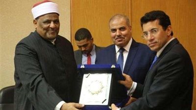 وكيل الأزهر ورئيس الجامعة يكرمان وزير الشباب والرياضة